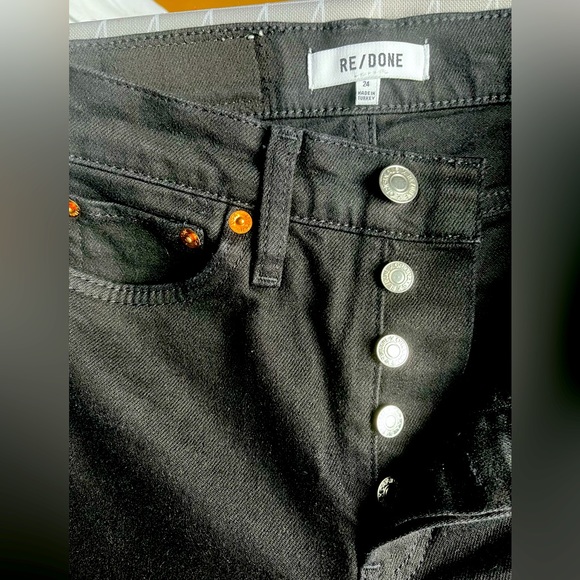 RE/DONE 90’s High Rise Ankle Crop in Jet Black denim with knee rips and hole - Picture 2 of 6